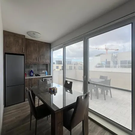 Apartment Bright And Convenient Penthouse In Malta *