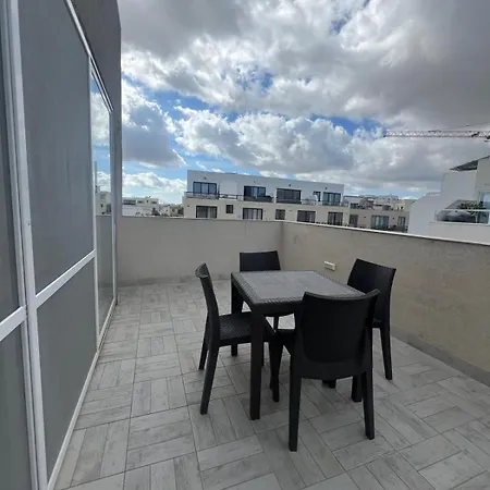 Apartment Bright And Convenient Penthouse In Malta *